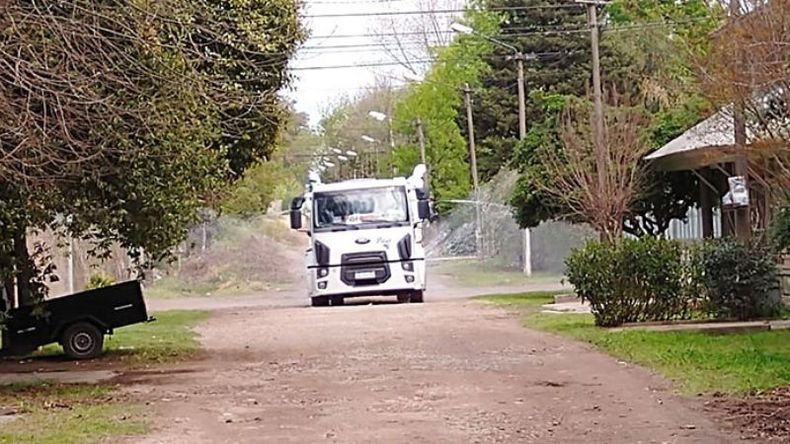 DESINFECCIÓN. Un camión municipal fumiga en Del Viso..