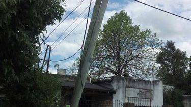 Uno de los postes del barrio San Alejo que corre riesgo de caerse. Quedó inclinado tras la tormenta..