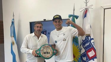 CAMPEÓN EN CASA: Achával junto a Yamil Peralta luciendo su nuevo cinturón de Campeón del Mundo.