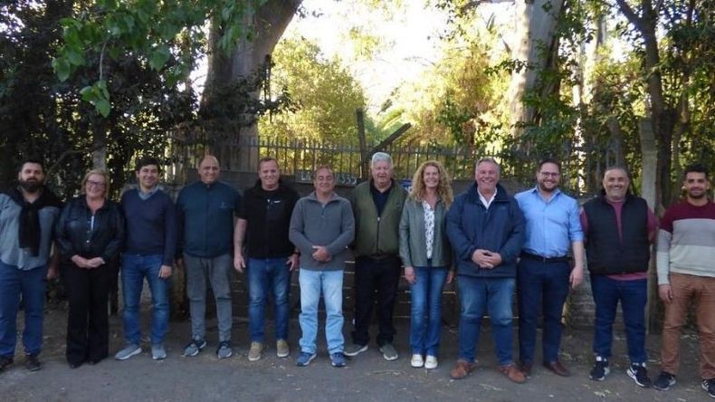 SONRISAS. Los miembros de la nueva mesa se dieron a conocer por las redes. .