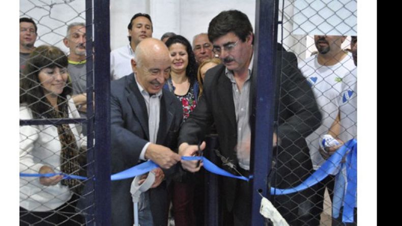 Los dirigentes del club, durante la inauguración. También habrá clases..