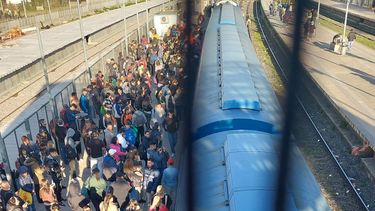 Locomotora averiada en José C. Paz con sentido a Retiro. Se prendió fuego la locomotora, pero lo apagaron rápidamente. Juan Manuel Llane.