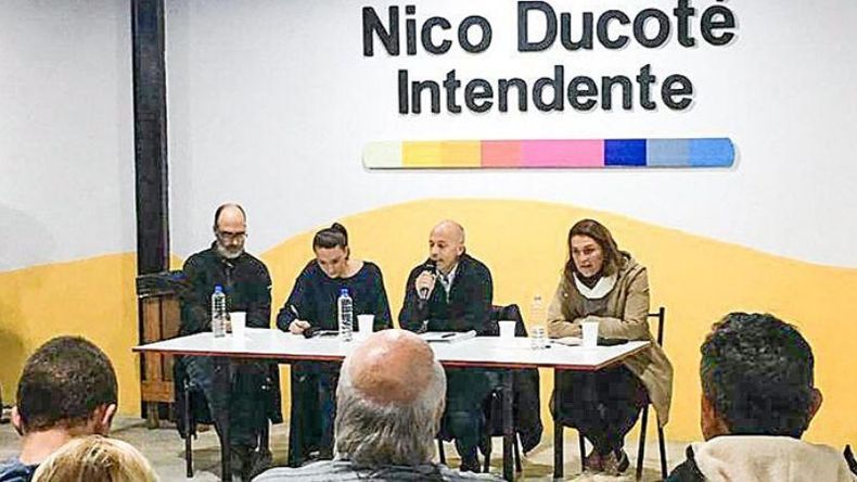 MESA CHICA. Ducoté, flanqueado por Juan Pablo Martignone, Lucía Ravina y la diputada Marcela Campagnoli..