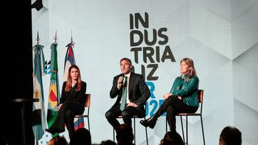 Federico Achával junto a la candidata local, Soledad Peralta, y la jefa de asesores de la gobernación, Cristina Álvarez Rodríguez.&nbsp;