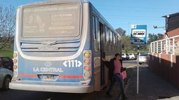 PARADA. Una pasajera baja del 520 en el kilómetro 50..