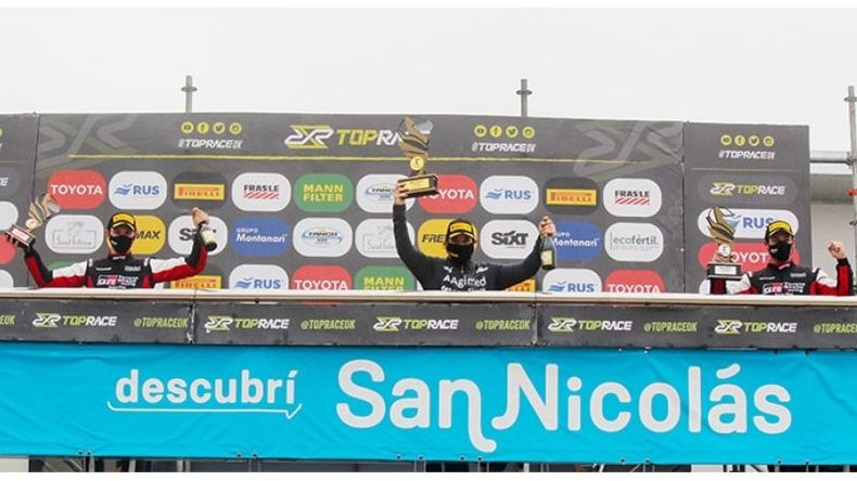 PODIO. Azar (der.) junto a Ian Reutemann y el ganador Lucas Guerra, en San Nicolás..