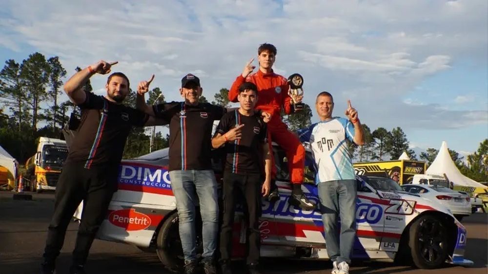 FELICIDAD. Stier y equipo festejan tras lograr la quinta clasificación del año.