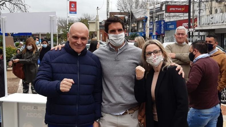 Tito, entre Espert y Píparo, el sábado en Pilar..