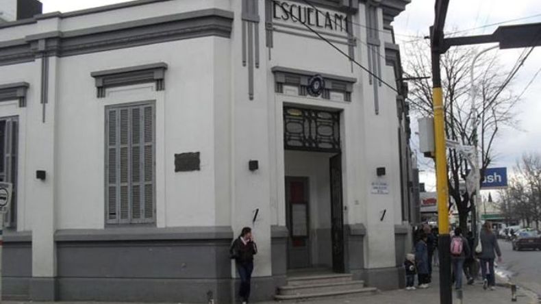ESPACIO. La Escuela Nº1 es el edificio central del ISFD 51 solo de noche..