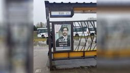 Quería mostrarles cómo taparon con cartelería política la información de las paradas de colectivo en la estación de trenes. Una vergüenza! Es una información necesaria para quienes utilizamos transporte público. Ojala alguien haga algo y se exija limpiar. Vale Romero. .