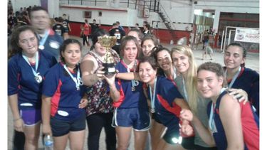COPA. Las chicas y el técnico posan con las medallas y el trofeo por el subcampeonato..
