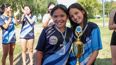 CAMPEONAS. Solange Araujo y Ayelén Fail ganaron en la categoría Sub 15.