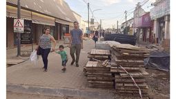 EN OBRA. Así está el tramo de la peatonal. Solo trabaja un grupo de obreros..