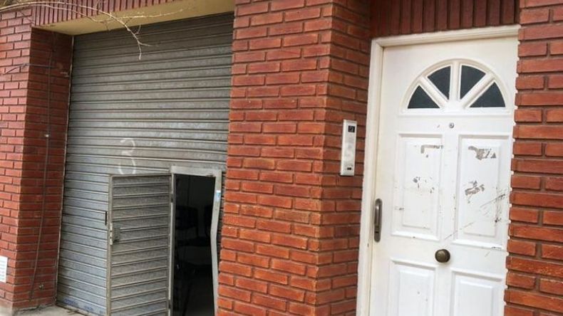 La entrada, forzada..