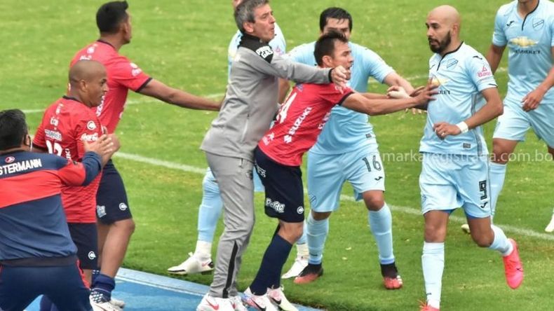 PELEA. Los jugadores de Wilstermann buscan frenar a Riquelme (foto markaregistrada.com.bo)..