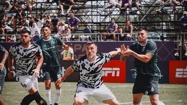 GOLEADOR. Mariano Pavone marcó en el triunfo 3-0 ante La Gambeta.