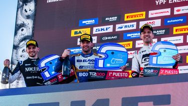 Matías Rossi (derecha) celebra el podio y la cima del campeonato del TC2000. Matías Rossi (derecha) celebra el podio y la cima del campeonato del TC2000.