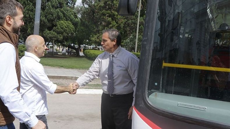 SALUDO. Ducoté participó de la presentación de las nuevas unidades. .