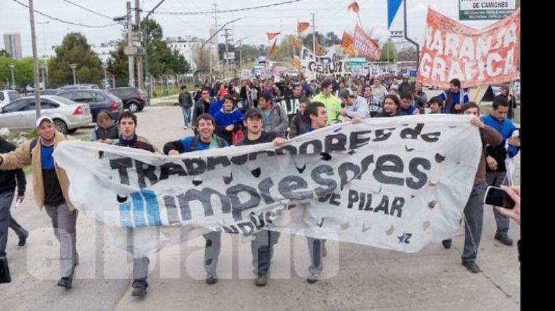 Los trabajadores de Impresores marcharon por el Parque..