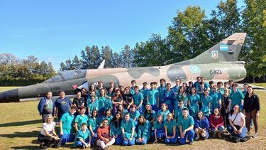 Desde la Dirección de Turismo acompañamos al Colegio Brown de Pilar a disfrutar de una visita guiada por el #CenotafioDeMalvinas. Allí los estudiantes descubrieron el complejo museográfico y tuvieron el honor de conocer la historia contada por uno de los veteranos de guerra de Malvinas, el cual compartió un relato muy emotivo sobre su propia experiencia y detalles de lo vivido durante la guerra en Malvinas. Claudia Juanes. &nbsp;
