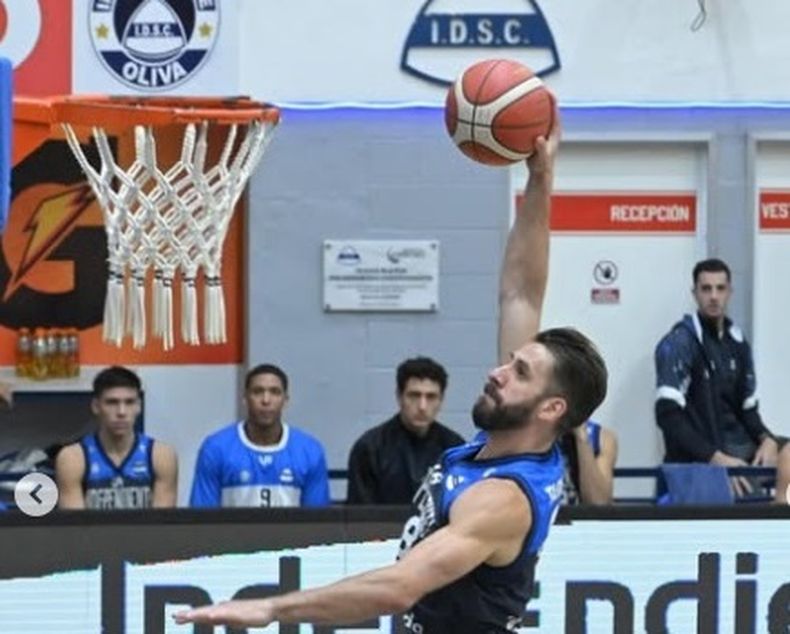 Pato también vuela y clavó una volcada espectacular en el primer tiempo.