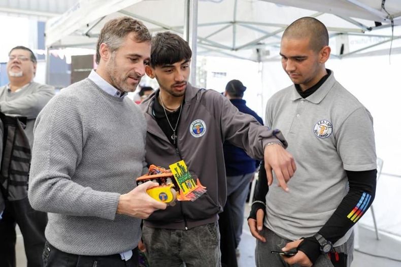 EN ACCIÓN. Alumnos le explican a Achával el funcionamiento de uno de los robots. &nbsp;