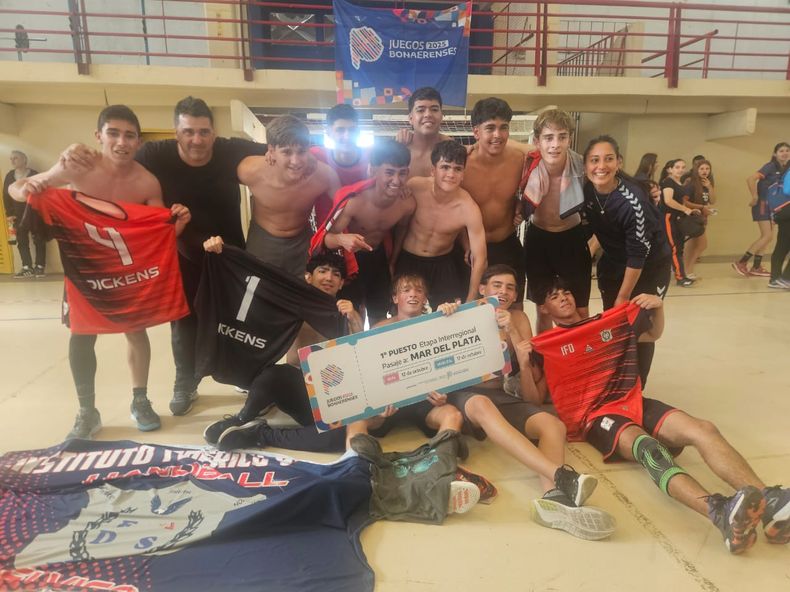 Los chicos del Dickens clasificados en handball.