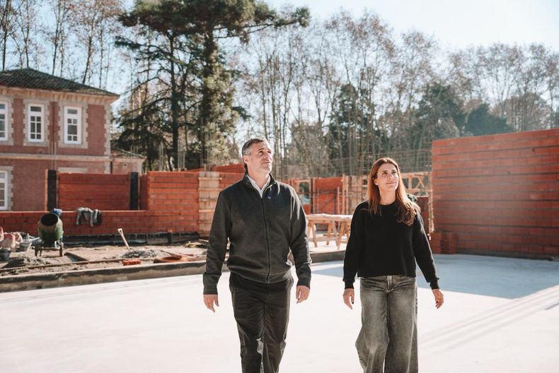 Federico Ach&aacute;val y Soledad Peralta, recorriendo la obra de la Universidad Nacional de Pilar.