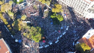 La Plaza de Mayo, repleta de gente, durante la marcha de este martes.&nbsp; 