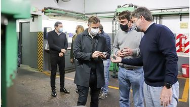 PRODUCCIÓN. Achával recorrió la empresa que fabrica cargas para exploración petrolera..