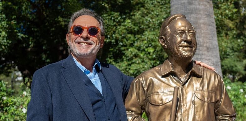 Guillermo Francella y su estatua de su personaje en El encargado. (Disney+).