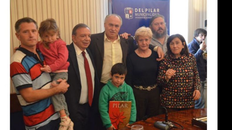 HOMENAJE. El profesor Carlos Carey cumplió 50 años en la docencia. Esta semana el Municipio lo homenajeó. En la foto, junto a su familia y el intendente Zúccaro..
