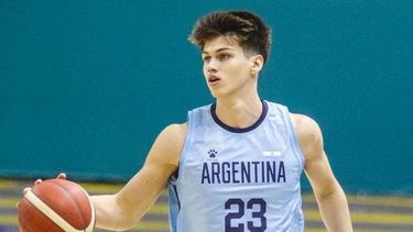 OFENSIVA. Giovannetti lleva la pelota. El alero sigue sumando puntos y experiencia en los Panamericanos.