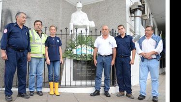 Los socorristas locales colocaron una ofrenda floral por las víctimas..
