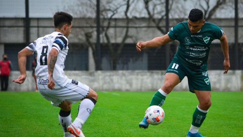 PELOTA. Rodríguez Puch (8) trata de cerrarle el paso a Miranda Moreira. Foto: Prensa Ituzaingó. .
