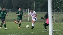 Vicky Morán marcando el 2-0 parcial.