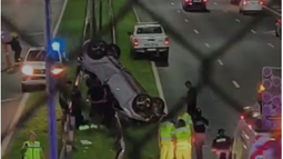 El vuelco ocurrió en el kilómetro 50, sentido a Pilar. El vuelco ocurrió en el kilómetro 50, sentido a Pilar.