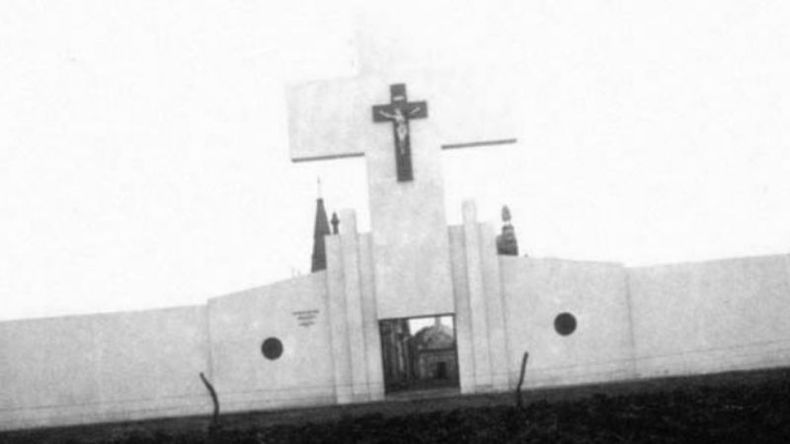 Así era la entrada al cementerio hasta 1958, cuando se derrumbó la cruz..