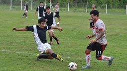 FACTURÓ. Acevedo busca escapar de la “plancha”; marcó 2 goles..
