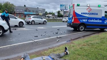 HERIDO. Una de las víctimas quedó tendida sobre la banquina. &nbsp;