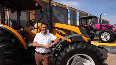 TRACTORES. Emiliano Ferrari, gerente senior de Ventas, en Expoagro 2023.