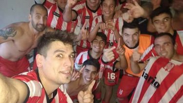 SELFIE. Los jugadores de Atlético posan tras el triunfo en Sourdeaux..
