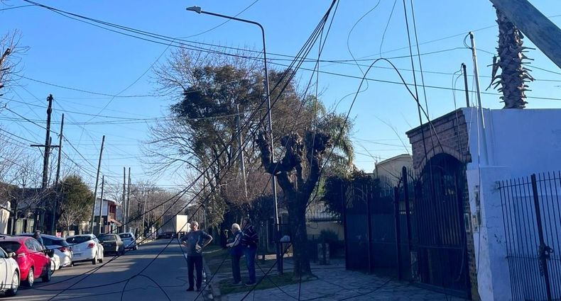 Los cables quedaron tendidos sobre la calle Martignone, en Pilar.&nbsp;