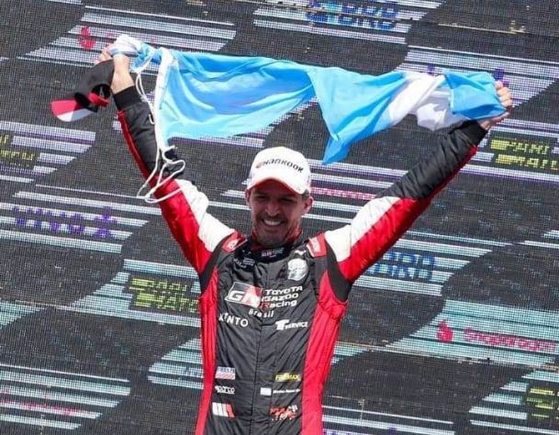 EMBANDERADO. Rossi flamea la Bandera nacional en el podio tras el triunfo en el Gálvez.