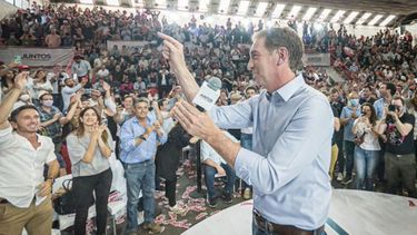 ALIENTO. Desde abajo del escenario, Neuspiller acompañó a los candidatos provinciales..