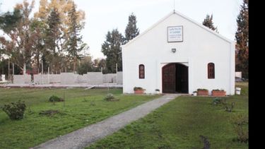 La capilla Nuestra Señora de Guadalupe; a su lado, la obra en construcción..