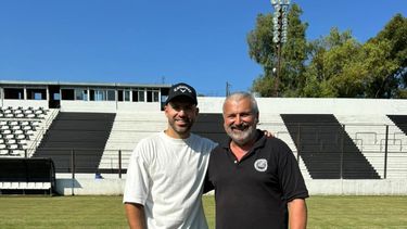 ¿Refuerzo? Sergio Kun Agüero junto al presidente de Real Pilar, César Mansilla. El Barraza recibirá la definición de la Copa Potreros que organiza el ex goleador.