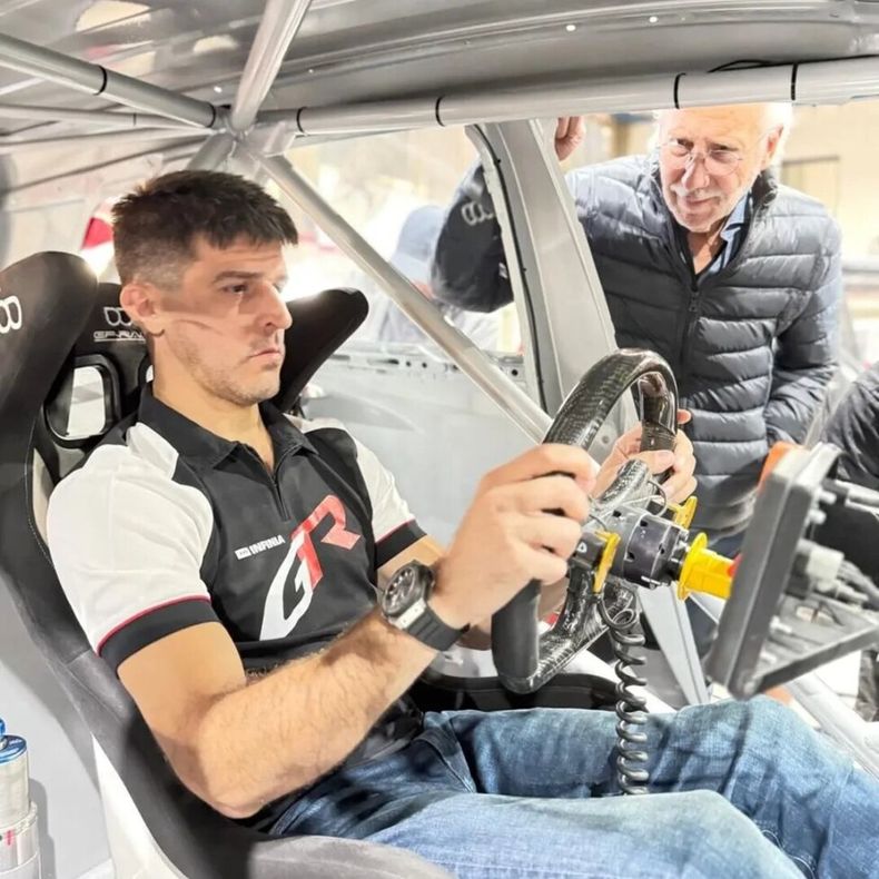 PREPARADO Rossi prueba la butaca del Cross en el taller de Crdoba