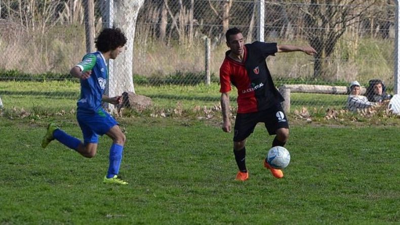 ATAQUE. Nahuel Vega intenta superar a Agustín Gagliardi; al final hubo incidentes..