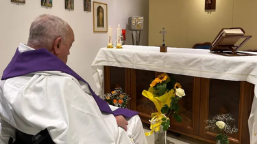 el vaticano difundio la primera foto del papa francisco en el hospital